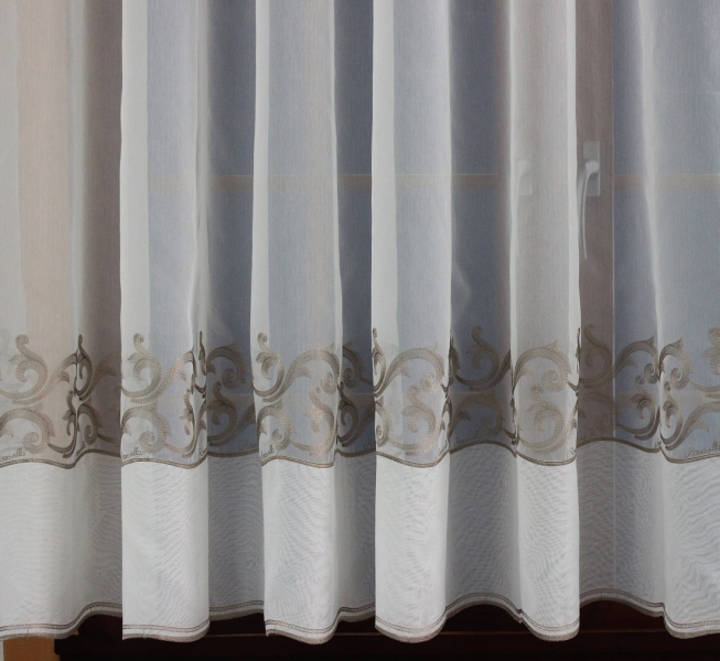 Luxusní záclona, bílý podklad, hnědý vzor, není třeba žehlit - Roz