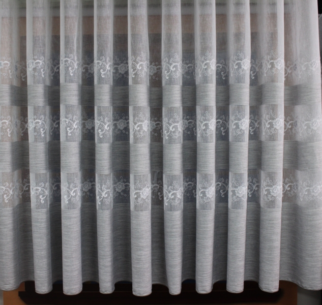 Luxusní záclona č.12 - vzor šedých pásů a vyšívaných bílých květů