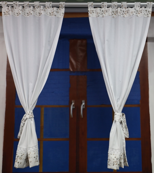 Hotová bílá záclona, dekorativní závěs, hnědý vzor, poutka, krajka, úchyty